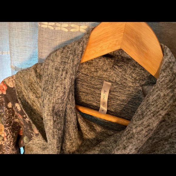 ActingPro sweater, size Medium - Picture 3 of 3